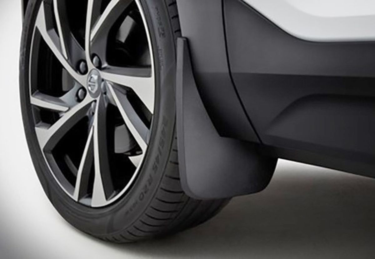 Skvettlapper. Foran. Plast. Volvo XC40 2021-> Recharge